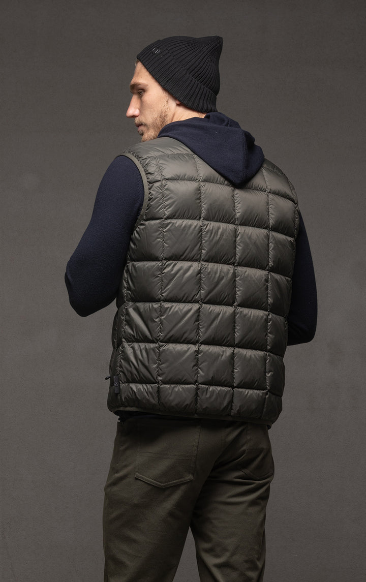 ESSENTIAL LIGHTWEIGHT DOWN VEST