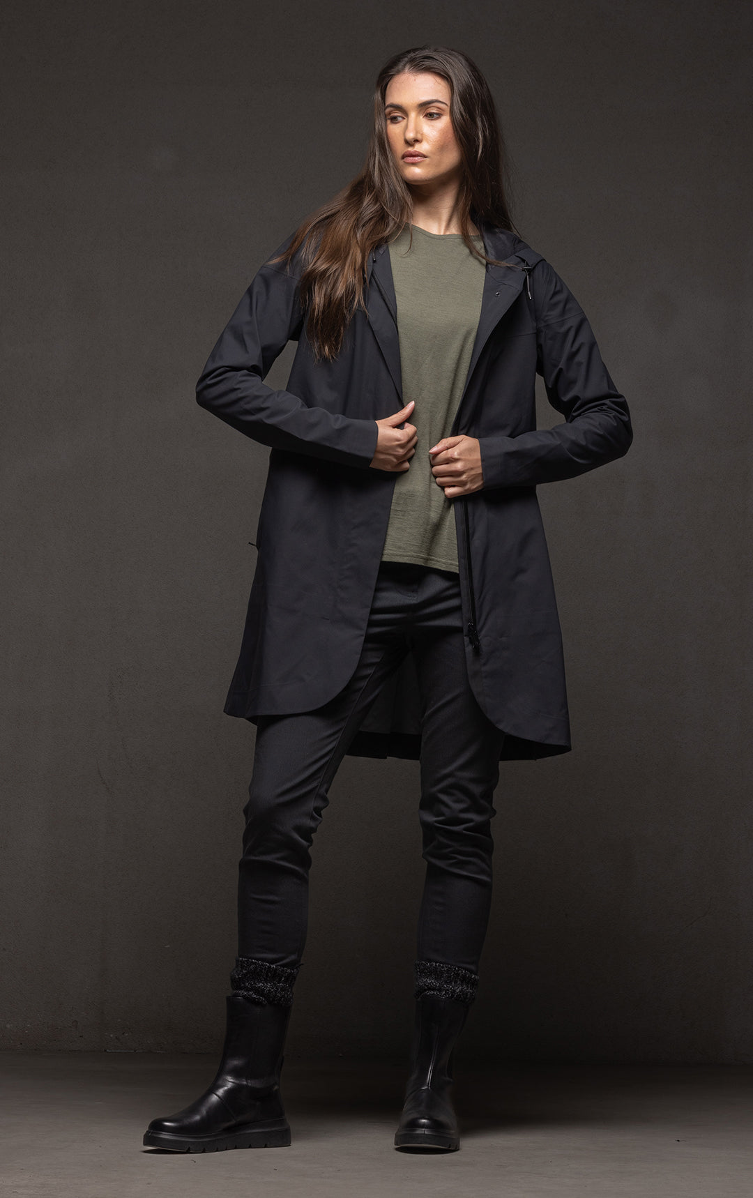 LIGHTWEIGHT SWING RAINSHELL