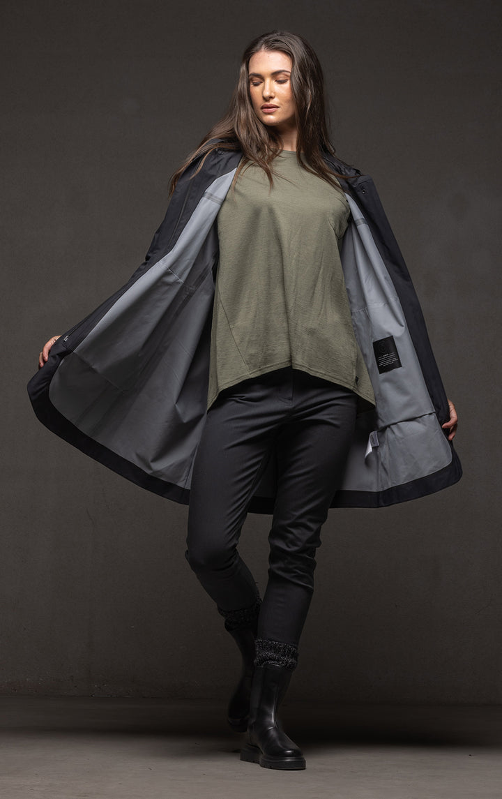 LIGHTWEIGHT SWING RAINSHELL