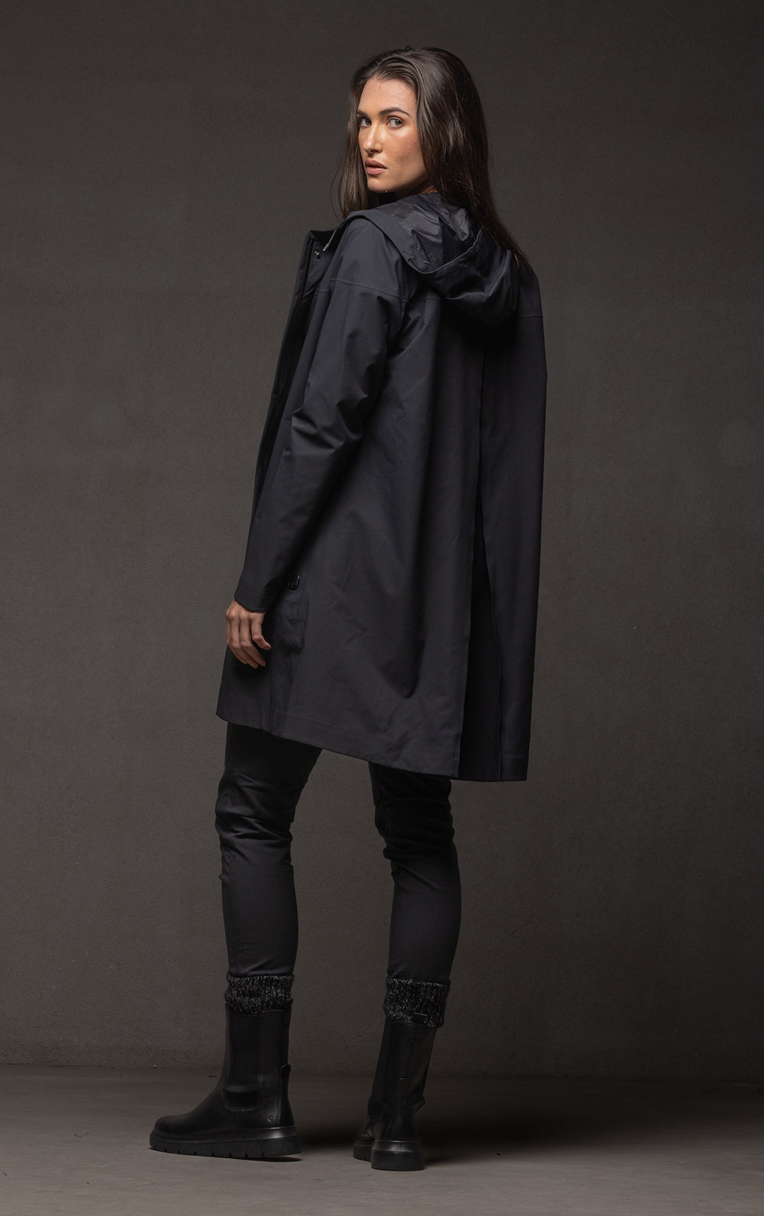 LIGHTWEIGHT SWING RAINSHELL