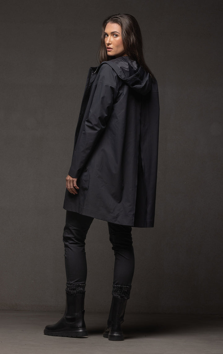 LIGHTWEIGHT SWING RAINSHELL