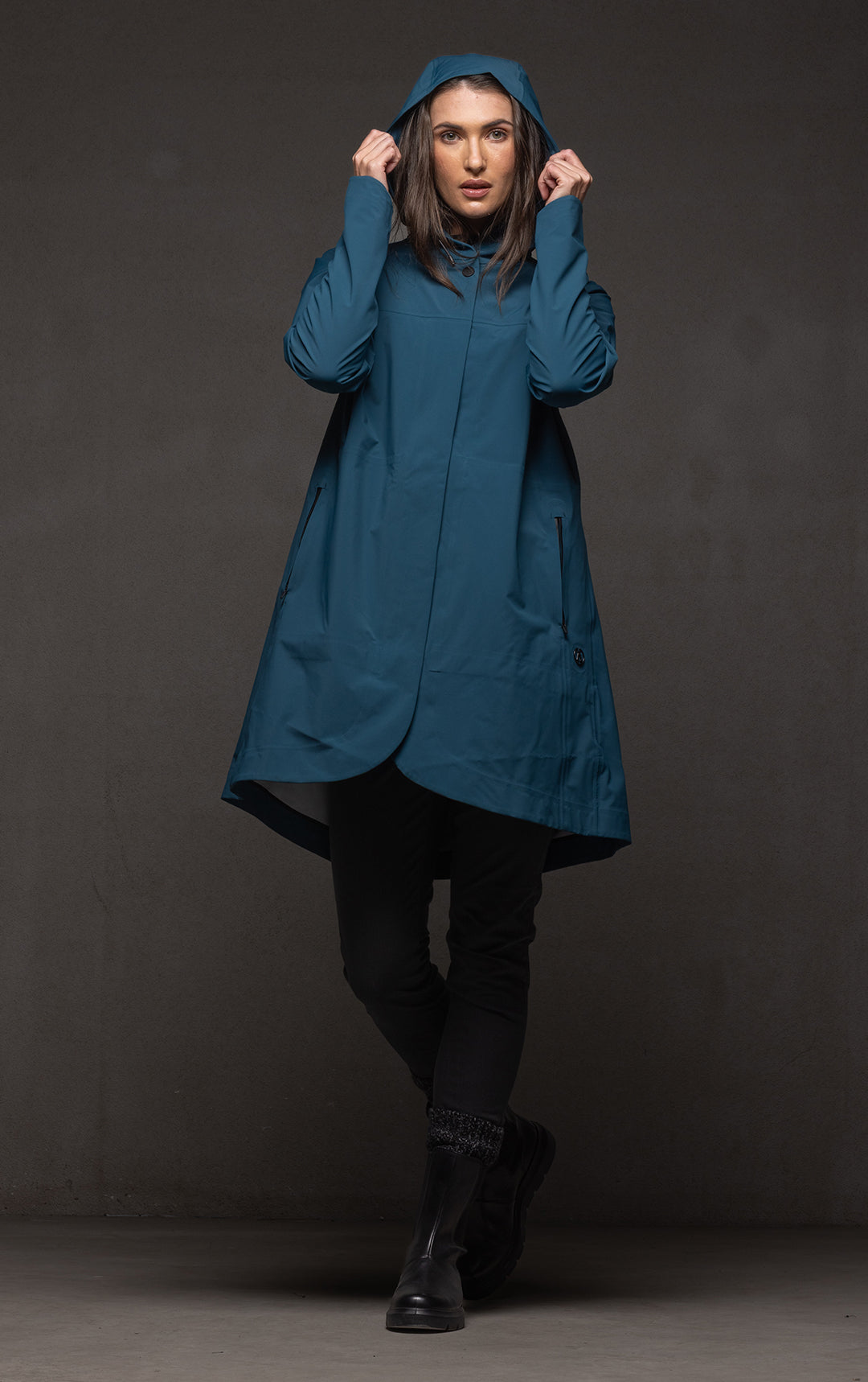 LIGHTWEIGHT SWING RAINSHELL