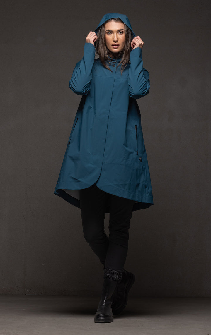 LIGHTWEIGHT SWING RAINSHELL