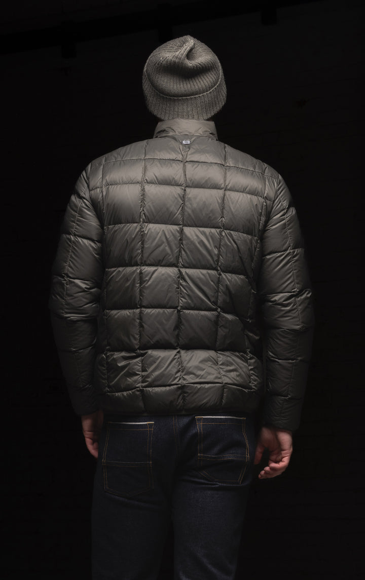 ESSENTIAL LIGHTWEIGHT DOWN JACKET