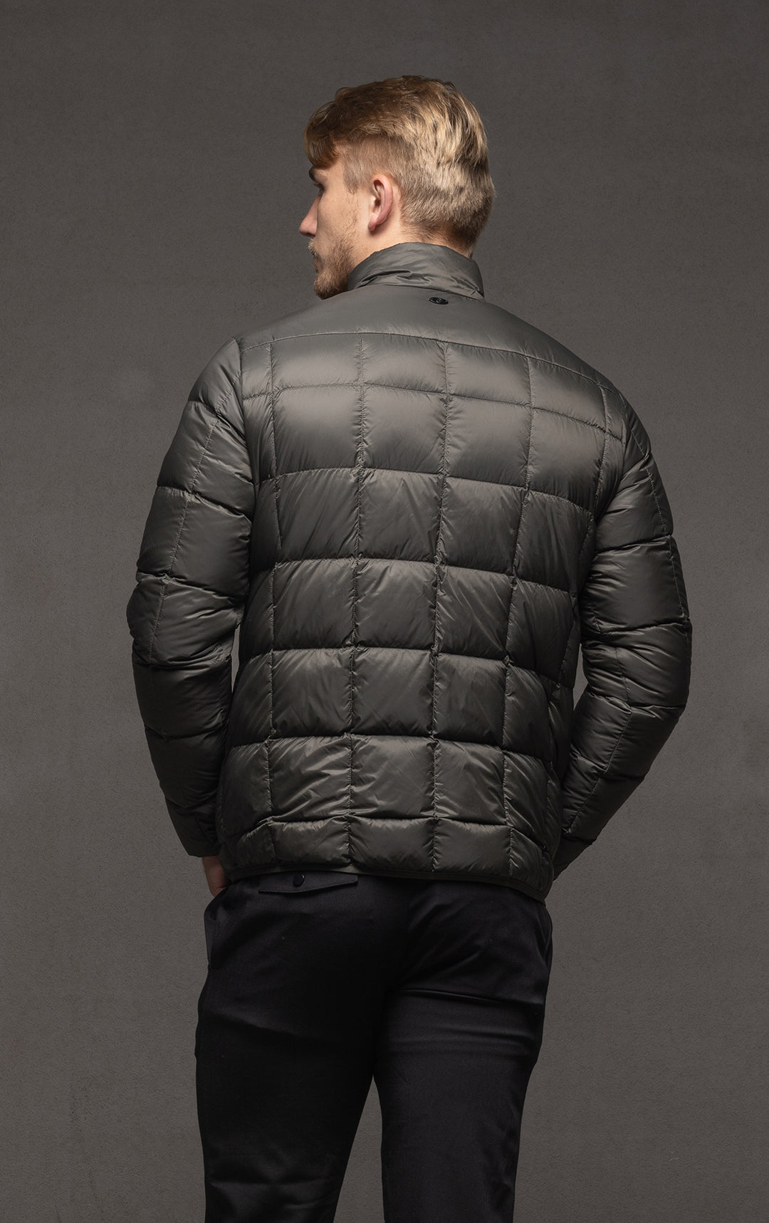 ESSENTIAL LIGHTWEIGHT DOWN JACKET