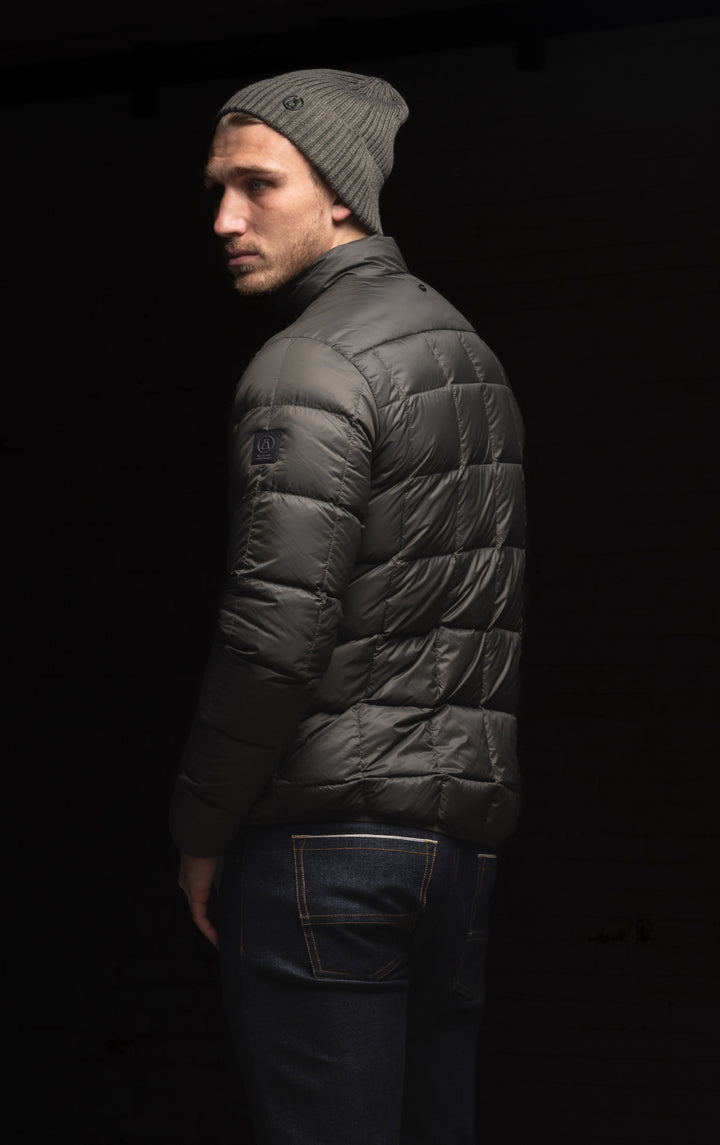 ESSENTIAL LIGHTWEIGHT DOWN JACKET
