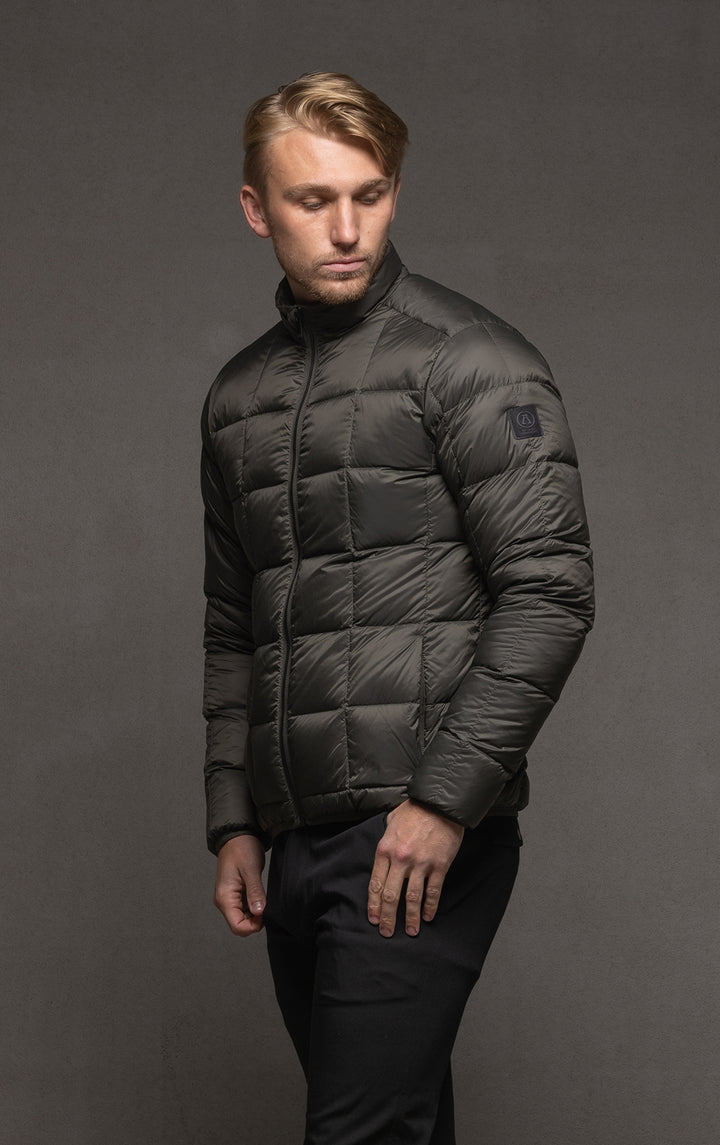ESSENTIAL LIGHTWEIGHT DOWN JACKET