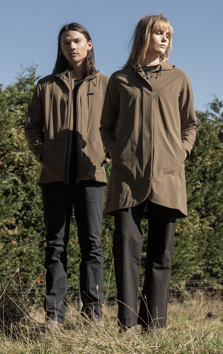 LIGHTWEIGHT SWING RAINSHELL