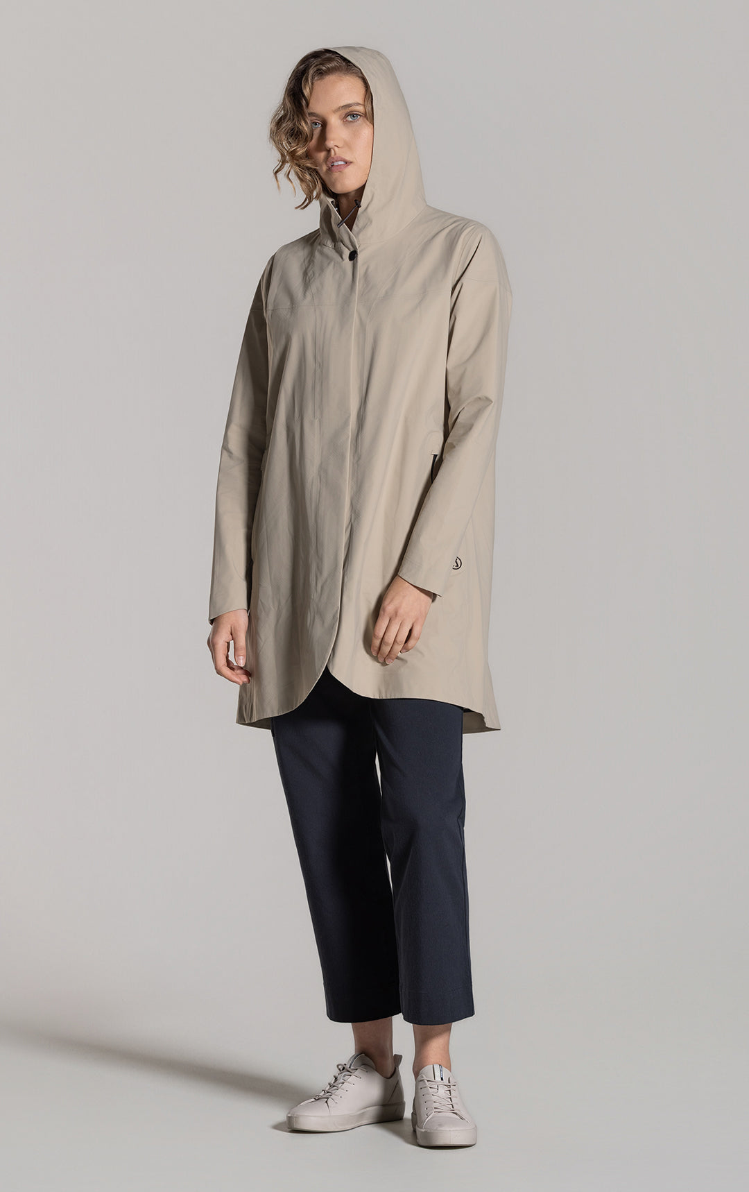 LIGHTWEIGHT SWING RAINSHELL