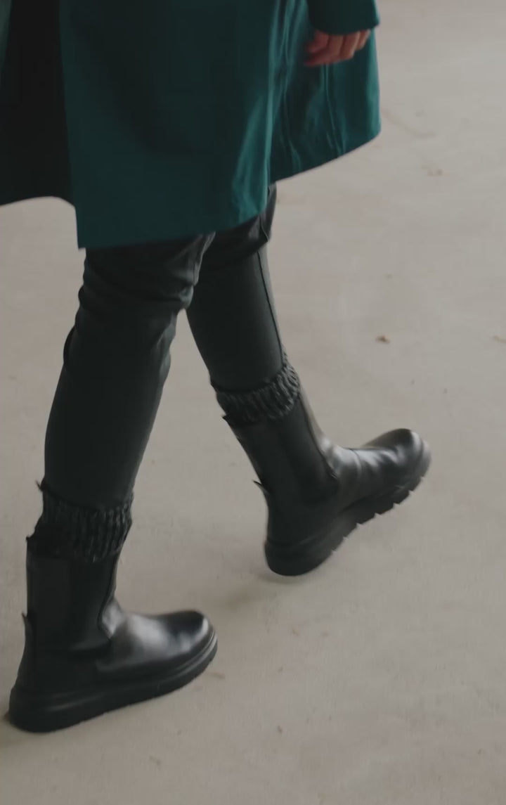 LIGHTWEIGHT SWING RAINSHELL